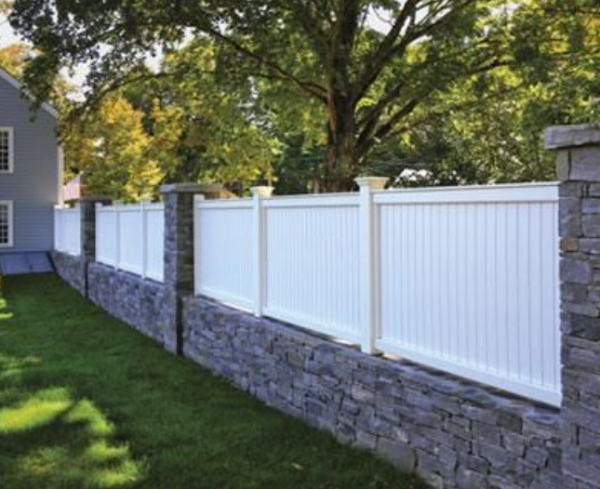 Pagar dengan aksen pagar tembok batu